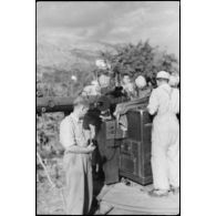 En Crète, des artilleurs de la 3e batterie du I.FlaK-Regiment.23 s'activent autour d'un télémètre (Kommandogerät 40).