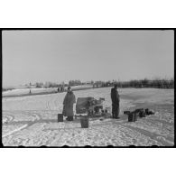 Dans le cadre de l'opération Büffelbewegung, la protection d'une route enneigée par des canons de 2 cm FlaK.