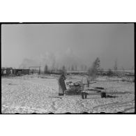 Dans le cadre de l'opération Büffelbewegung, la protection d'une route enneigée par des canons de 2 cm FlaK.