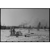 Dans le cadre de l'opération Büffelbewegung, la protection d'une route enneigée par des canons de 2 cm FlaK.