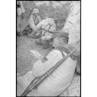 Un colonel (Oberst) d'une unité d'infanterie allemande dirige la défense.