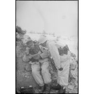 Un colonel (Oberst) d'une unité d'infanterie allemande dirige la défense.