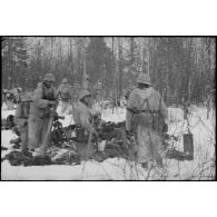 Les servants d'une pièce de mortier d'infanterie.