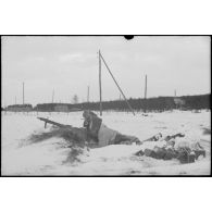 Un mitrailleur et son pourvoyeur dotés d'une MG-42 protègent un train blindé.