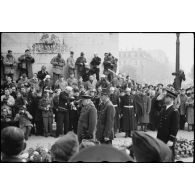 Salut au Soldat inconnu à l'Arc de Triomphe le 11 Novembre 1944 à Paris par le général de Gaulle et Winston Churchill.