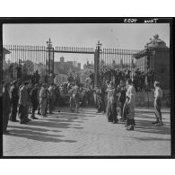 Foule dans la cour de l'hôtel de ville à Dijon acclamant les troupes qui ont libéré la ville.