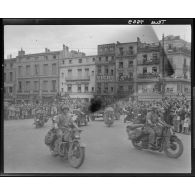 Le général de Lattre de Tassigny salue la foule dans Dijon libérée.