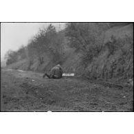 Roquette d'un blindé Panzerschreck abandonnée par les troupes allemandes sur le front dans les Vosges et récupérée par un soldat de la 1re DB.