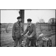 Le ravitaillement des FFO (Forces françaises de l'Ouest) dans le secteur de la Pointe-de-Grave (Gironde) arrive par bicyclette.