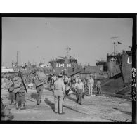 Débarquement des troupes de la 3e DIA (division d'infanterie algérienne) dans la baie de Saint-Tropez.