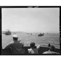 Un landing craft infantry (LCI) transportant des hommes du 4e régiment de tirailleurs tunisiens (4e RTT) appareille depuis le port de Pozzuoli pour rallier les côtes de Provence.