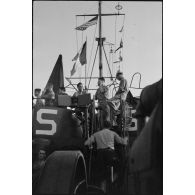 Dans la baie de Naples, des hommes du 1er Corps d'armée ont embarqué à bord de bâtiments LCI (landing craft infantry) en vue du débarquement allié sur les côtes de Provence (opération Anvil-Dragoon) en août 1944.