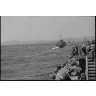 Un convoi de landing craft infantry (LCI) transportant des troupes américaines et françaises approche des côtes de Provence.