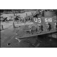 Débarquement des troupes de la 3e DIA (division d'infanterie algérienne) dans la baie de Saint-Tropez. Le bâtiment LCI (landing craft infantry) a accosté sur la plage de Beauvallon.