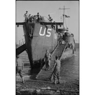 Débarquement des troupes de la 3e DIA (division d'infanterie algérienne) dans la baie de Saint-Tropez.