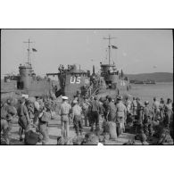 Débarquement des troupes de la 3e DIA (division d'infanterie algérienne) dans la baie de Saint-Tropez.