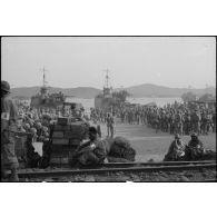 Débarquement des troupes de la 3e DIA (division d'infanterie algérienne) dans la baie de Saint-Tropez.