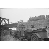 Locomotive allemande de la Deutche Reichsbahn (les chemins de fer du Reich) devant un pont ferroviaire à Strasbourg.