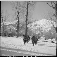 Un groupe mortier de chasseurs alpins s'exerce à la mise en batterie de ses mortiers de 81 mm.