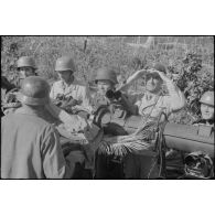 En Crète, un lieutenant-colonel (Oberstleutnant) de la FlaK inspecte la 3e batterie du FlaK-Regiment 23 armée de canons de 8,8 cm FlaK.