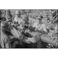 En Crète, un lieutenant-colonel (Oberstleutnant) de la FlaK inspecte la 3e batterie du FlaK-Regiment 23 armée de canons de 8,8 cm FlaK.