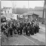 Plan général de la cérémonie de don d'une ambulance offerte par les mineurs belges de Borinage au service de santé à la frontière franco-belge.