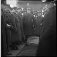 Lors de la cérémonie de don d'une ambulance le bourgmestre de Borinage fait un discours en présence de l'intendant général Mahaut.