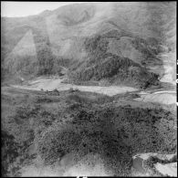 Reconnaissance aérienne dans les environs de Diên Biên Phu au cours d'une attaque de l'aviation française.