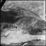 Reconnaissance aérienne dans les environs de Diên Biên Phu au cours d'une attaque de l'aviation française.