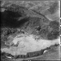 Reconnaissance aérienne dans les environs de Diên Biên Phu au cours d'une attaque de l'aviation française.