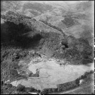 Reconnaissance aérienne dans les environs de Diên Biên Phu au cours d'une attaque de l'aviation française.