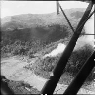 Reconnaissance aérienne dans les environs de Diên Biên Phu au cours d'une attaque de l'aviation française.