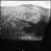 Reconnaissance aérienne dans les environs de Diên Biên Phu au cours d'une attaque de l'aviation française.