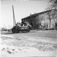 [Militaire anglais traversant un village sur une chenillette Carden-Loyd, s.d.]