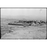 Le parc de bombes à napalm entassées dans protection sur le camp retranché de Diên Biên Phu.