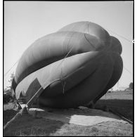 Un ballon de protection est photographié gonflé au sol de trois quarts avant.