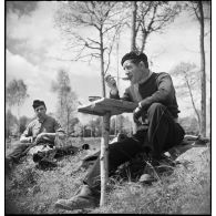 Lors du repas, portrait d'un chasseur employé comme bûcheron dans l'exploitation forestière.