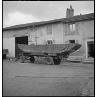 Plan général de profil d'une remorque de pont d'équipage modèle 1935 chargée d'une barge de franchissement.