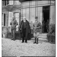 Des pilotes anglais, en compagnie du général d'armée Huntziger, viennent inspecter des carcasses d'avions allemands.