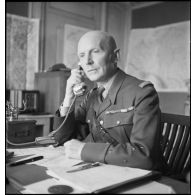 Portraits du général d'armée Huntziger, commandant la 2e armée, au téléphone dans son bureau.