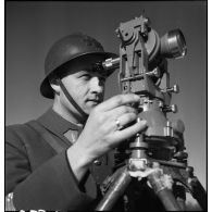 Portrait d'un lieutenant artilleur de la 2e armée qui effectue une visée avec un théodolite.