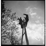 Des soldats de la 2e armée installent des câbles téléphoniques.