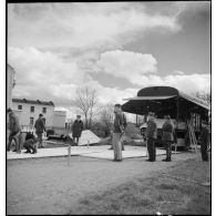 Des soldats déchargent les caillebotis de bois du camion-douche de la SHLD (section d'hygiène, lavage et désinfection) de la 2e armée.