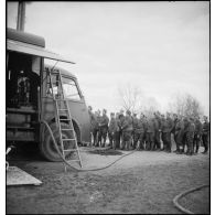 Plan général de soldats de la 2e armée qui regardent l'installation du camion-douche de la SHLD.