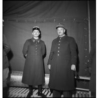 Photographie de groupe d'officiers de la 2e armée lors de l'inauguration du camion-douche.