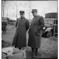 Photographie de groupe d'officiers de la 2e armée lors de l'inauguration du camion-douche.