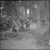 Dans un bois des sapeurs du génie de la 3e armée travaillent à la construction d'une voie carrossable.