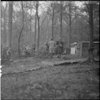 Dans un bois des sapeurs du génie de la 3e armée travaillent à la construction d'une voie carrossable.