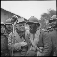 Un capitaine effectue un interview radiophonique de tirailleurs marocains de la 3e armée.