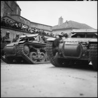 Des TRC Lorraine 37L du bataillon de chars de combat défilent dans les rues de Magny.